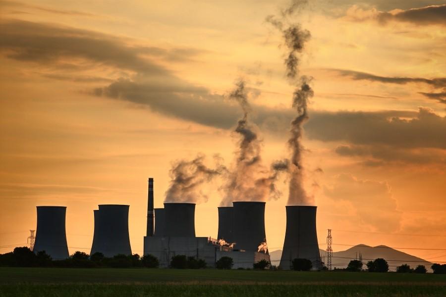 Elektrownia atomowa w Bohunicach o zmierzchu, Słowacja.