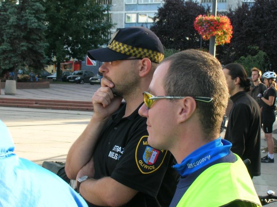 Darek i strażnik miejski patrzą w dal........
