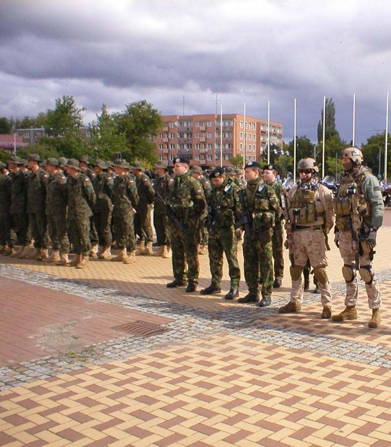 PIĘCIU OD PRAWEJ TO NIE WOJSKO POLSKIE