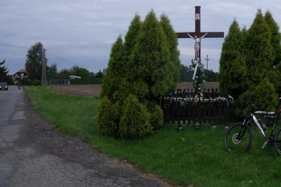 No rozstaju dróg, gdzie przydrożny Chrystus stał