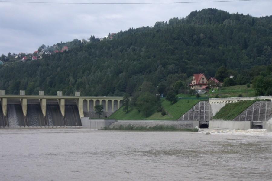 Zapora w Porąbce, woda idzie górą, lekko otwarty przepust boczny