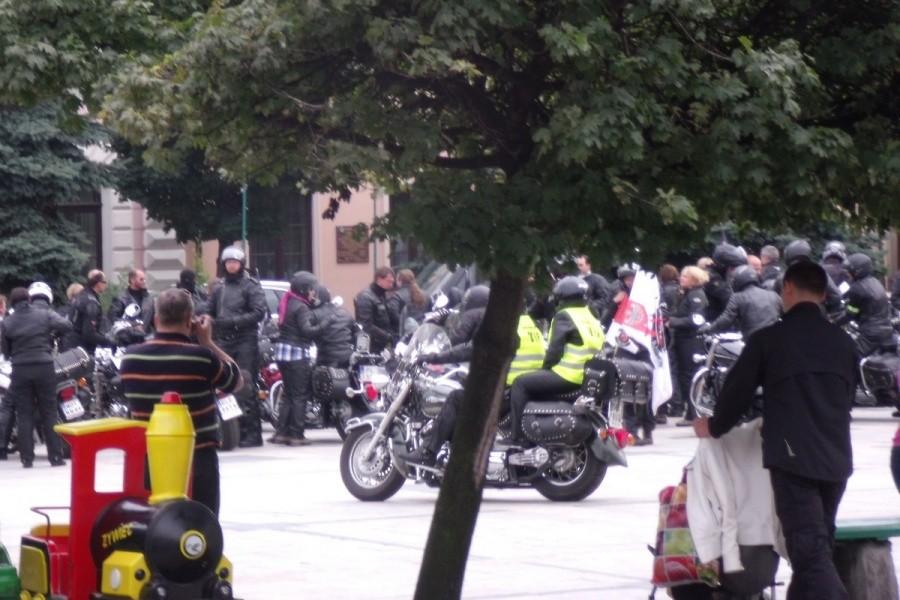 Wjeżdżają motocykliści