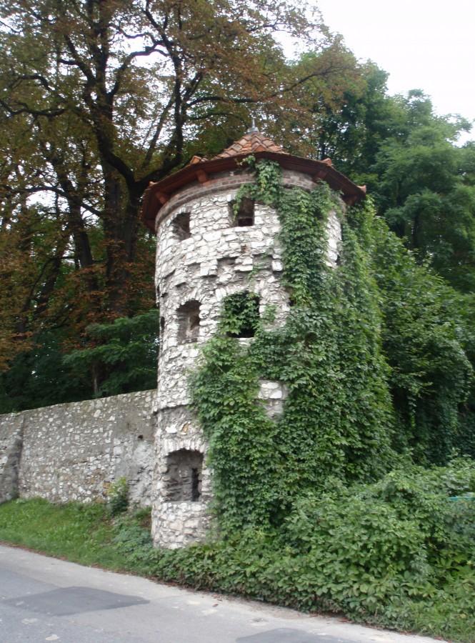 Młoszowa. Baszta w murze otaczającym pałac.