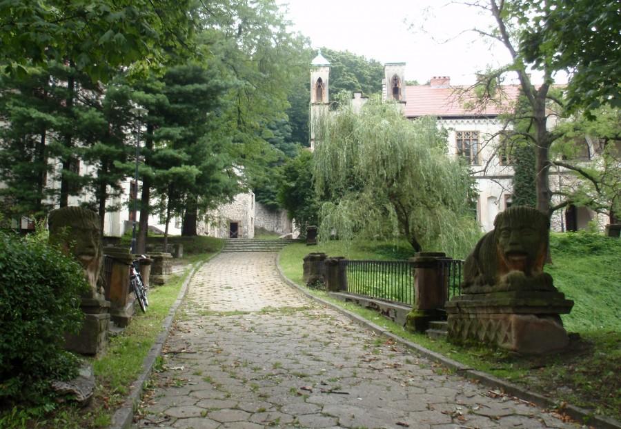Lwy strzegą wejścia. Pałac w Młoszowej.