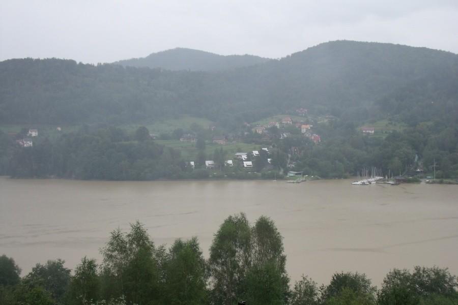 Jezioro Żywieckie w deszczu