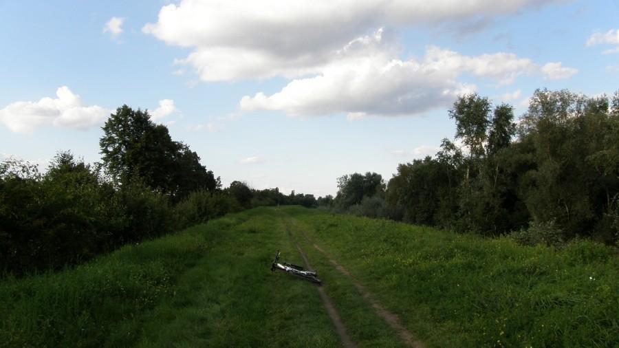 Ścieżka po nadwarciańskim wale