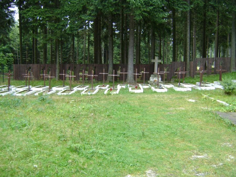 Cmentarz więźniów niemieckiego obozu w Borowicach koło Karpacza