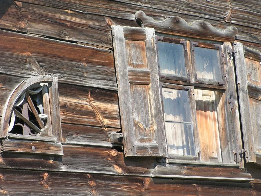 Okno zabytkowej chaty w Niedźwiedziu
