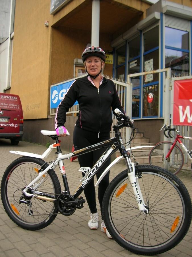 Zadowolona rowerzystka