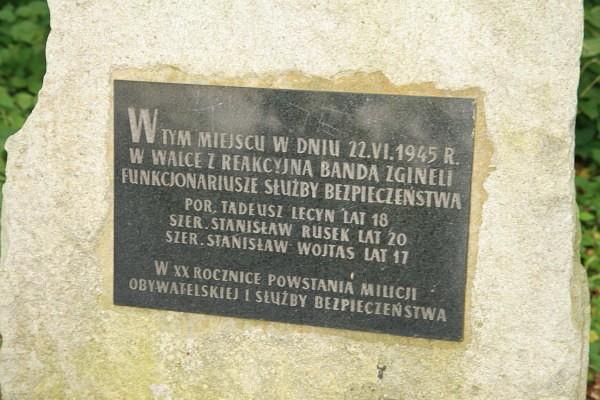Pomnik przy szosie 28 Raszówki