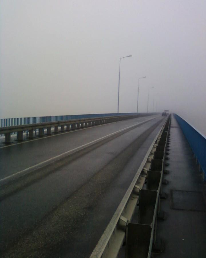 Most na Wiśle w Dęblinie we mgle