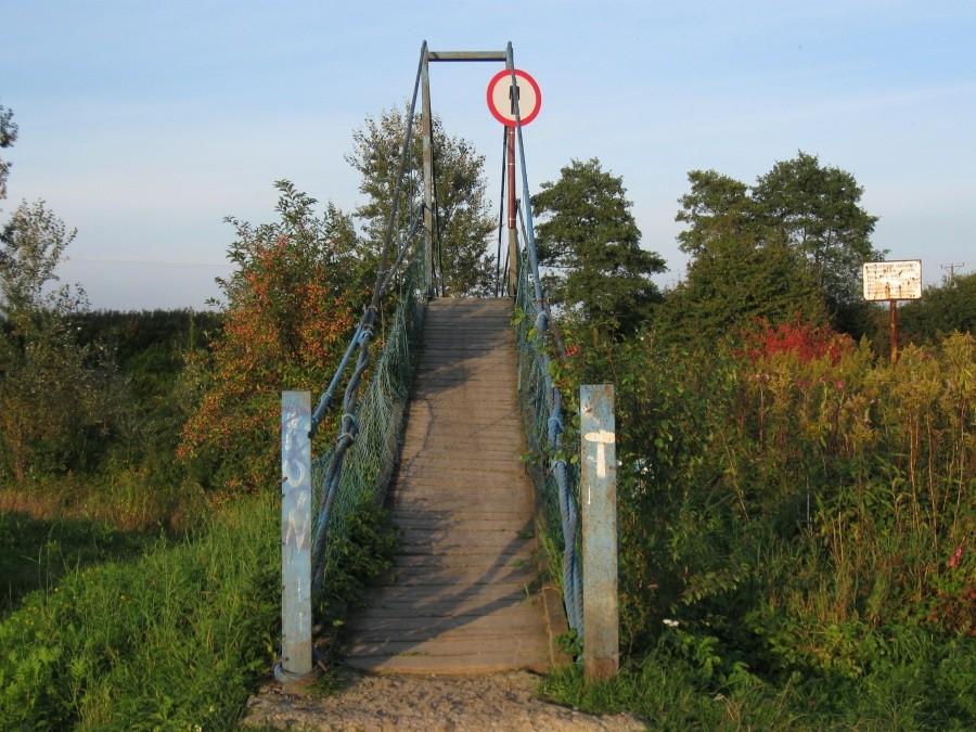 Kładka chyba w kiepskim stanie.