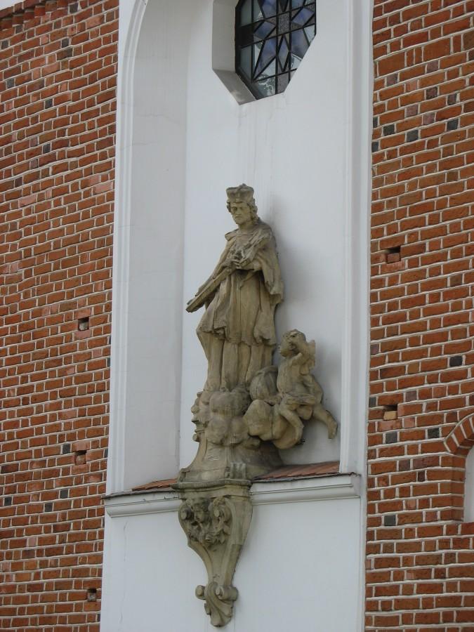 Piaseczno - św. Nepomucen na fasadzie kościoła św. Anny