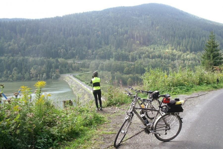 Ela z góry podziwia i foci zaporę