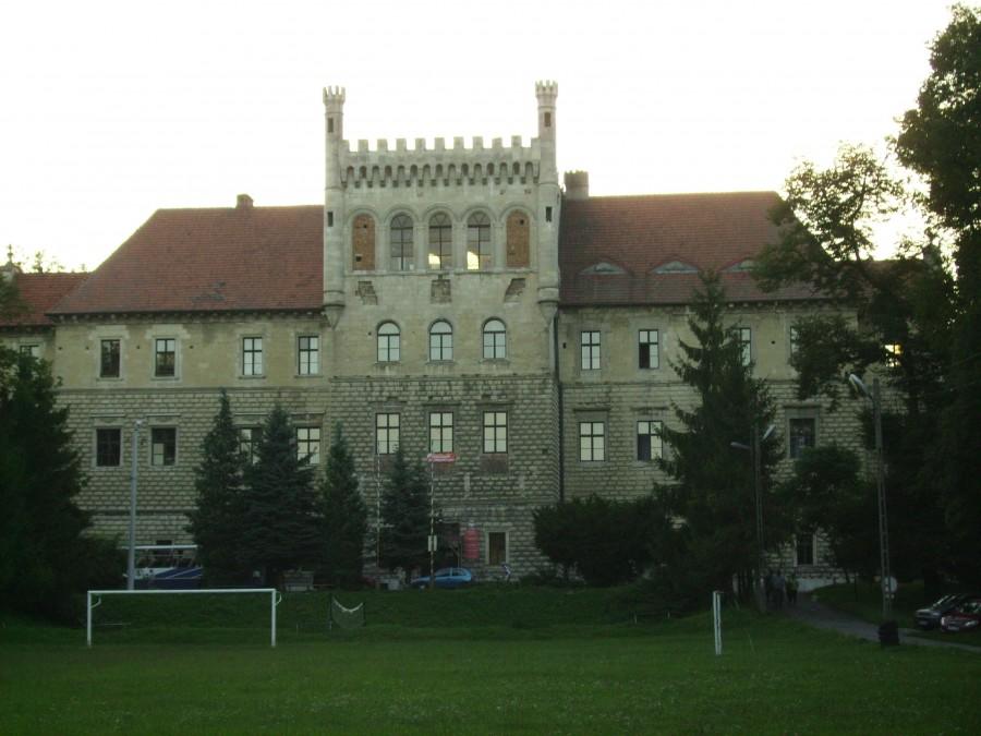 Zamek - szkoła w Książu Wielkim