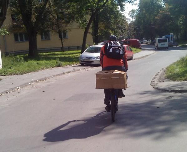 rowerzysta z paczką