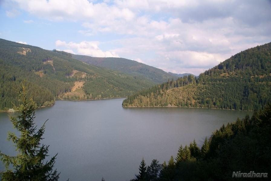 jezioro widziane z zachodniego brzegu