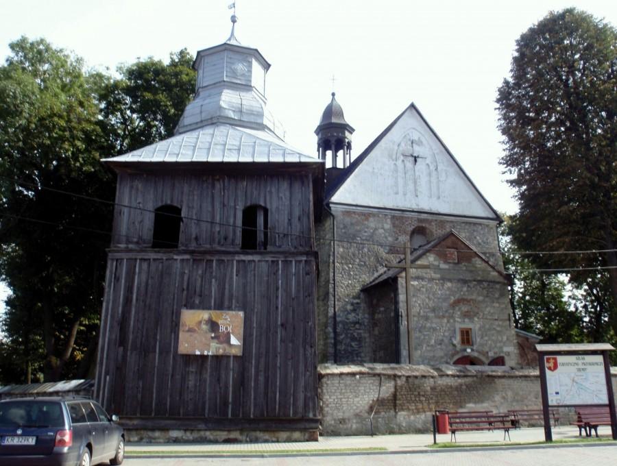 Kościół Św. Wojciecha z drewnianą dzwonnicą. Książ Wielki.