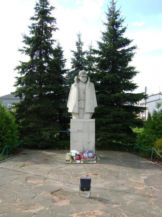 Obelisk w centrum Wąchocka