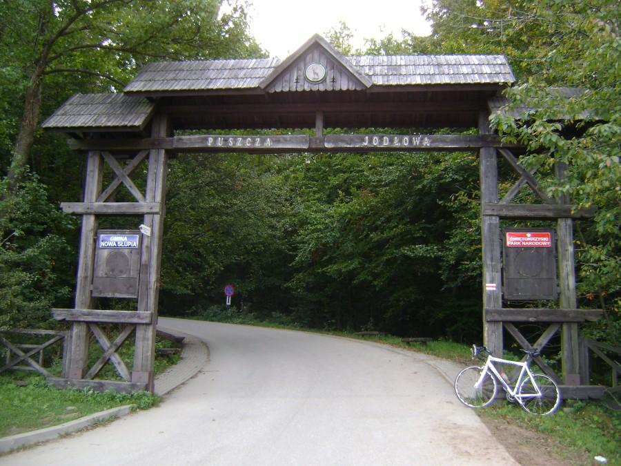 Brama wjazdowa na Święty Krzyż