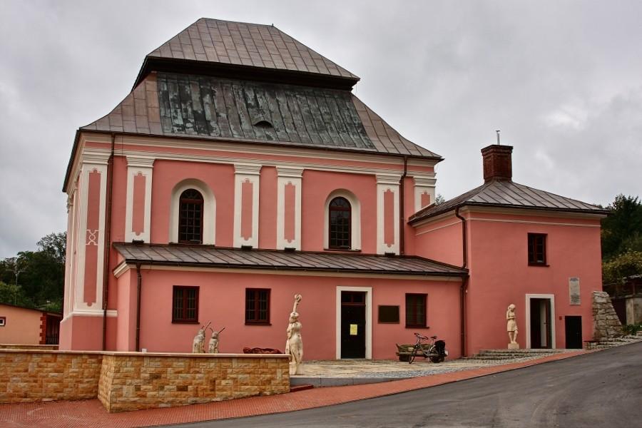 Odnowiona synagoga w Szczebrzeszynie.