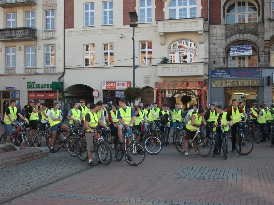 uczniowie na rowerach