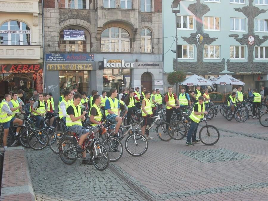 uczniowie na rowerach