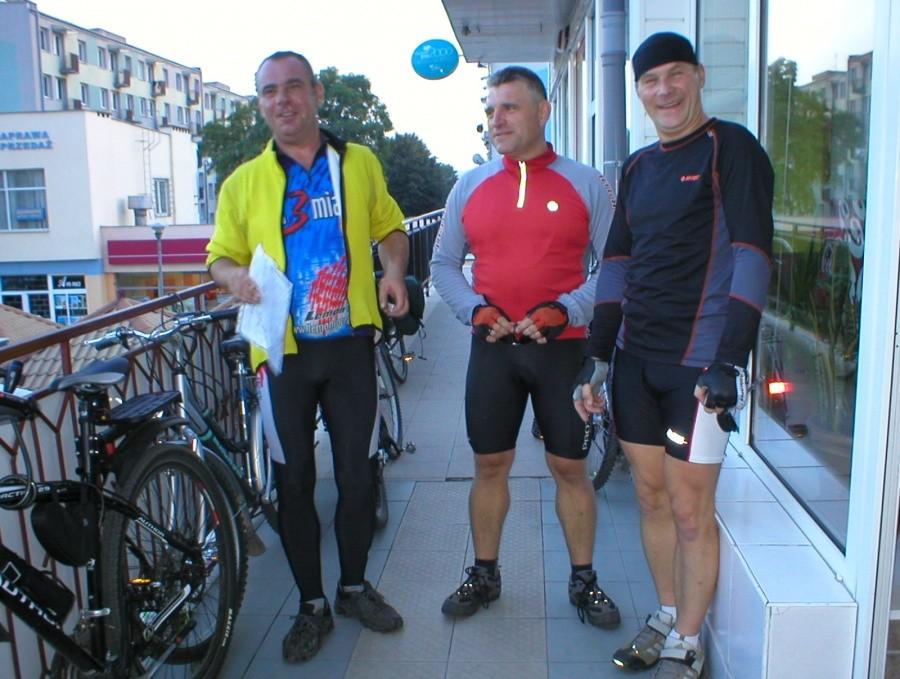 TRIUMFATORZY ALLEYA: I MIEJSCE MAREK (W ŚRODKU), II MIEJSCE DARECKI (PO LEWEJ), III MIEJSCE TOMEK (PO PRAWEJ)