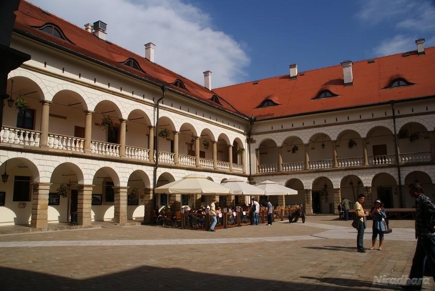 zamkowy dziedzinec