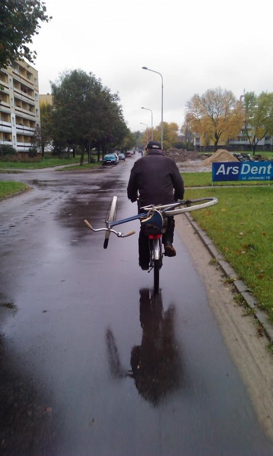 Rowerzysta na rowerze przeworzący rower