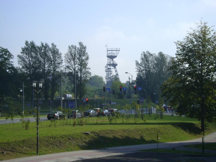 Szyb kopalniany w oddali