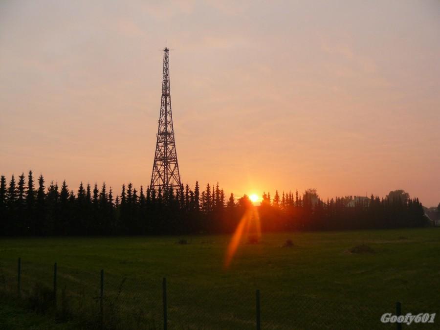 Radiostacja Gliwicka o zachodzie słońca