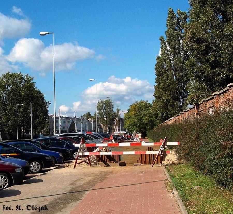 ulica Odrowąża. Uwaga! Głebokie wykopy.