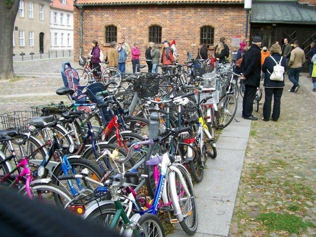 Rowery przed kościołem w Greifswaldzie.