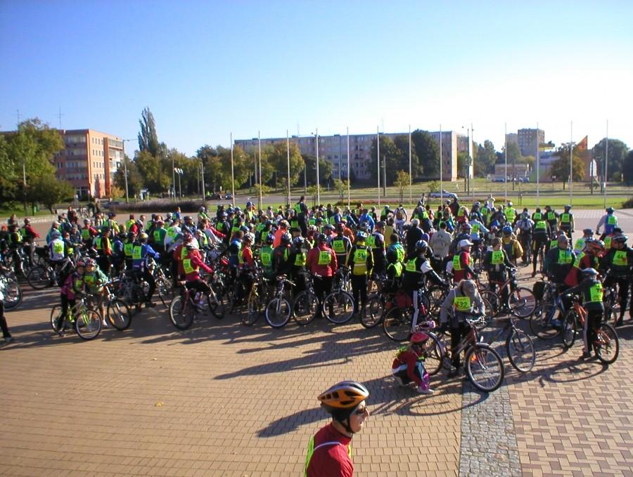 ZDJĘCIE GRUPOWE PRZED STARTEM- OKOŁO 300 ROWERZYSTÓW
