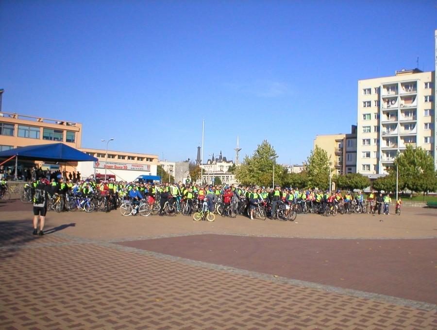ZDJĘCIE GRUPOWE PRZED STARTEM- OKOŁO 300 ROWERZYSTÓW