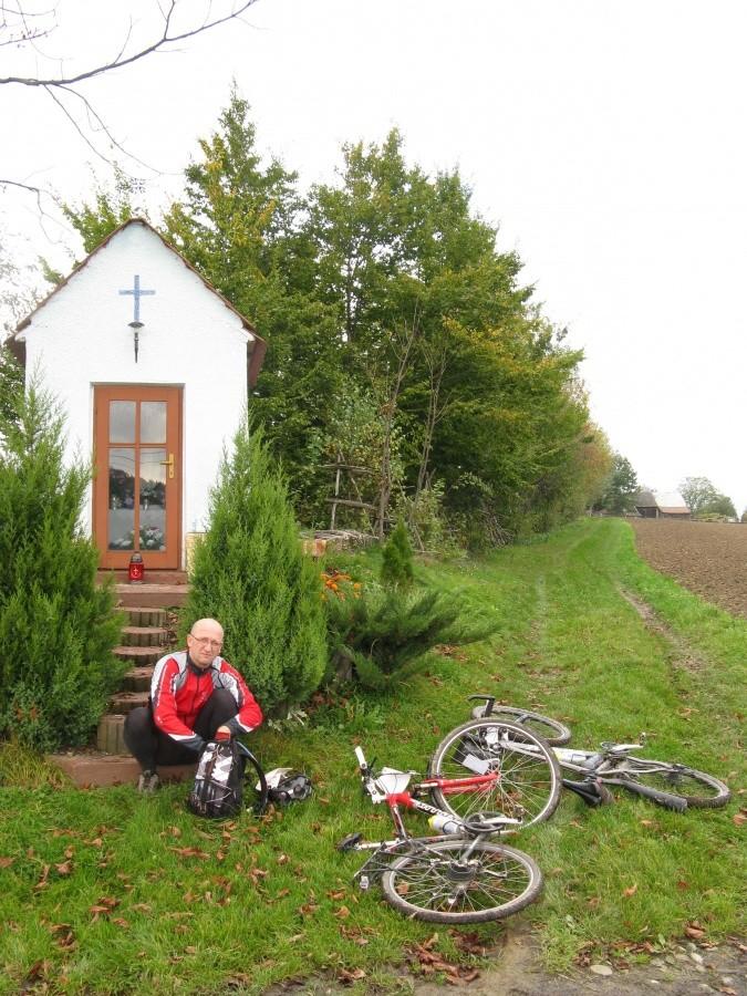 Popas przy kapliczce na skrzyżowaniu dróg