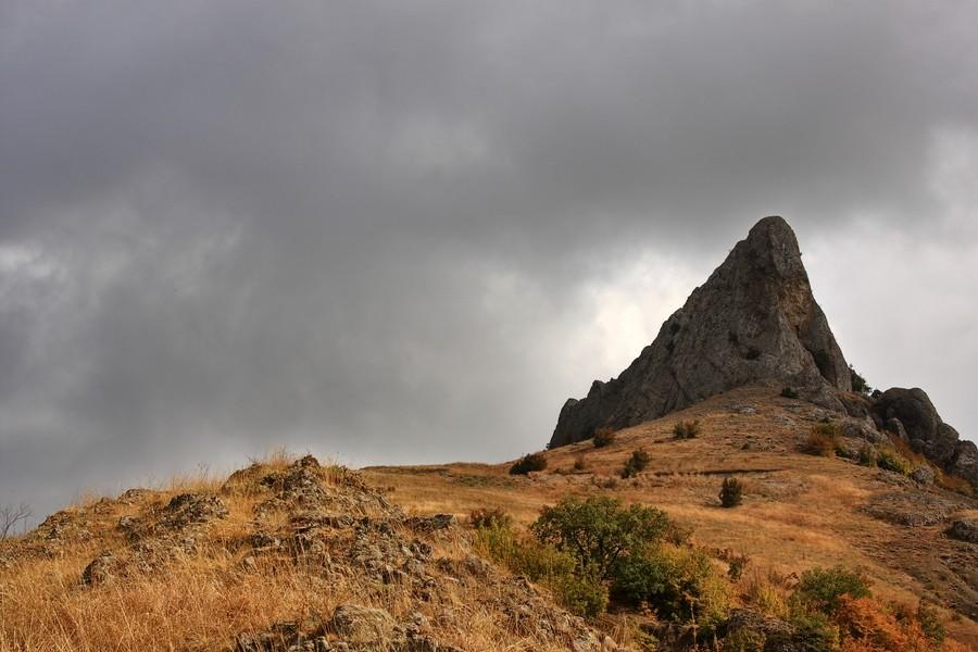 Górski kieł w drodze do Sudak, Krym.