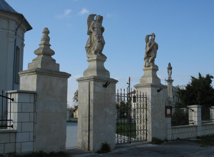 Michałów - brama kościelna