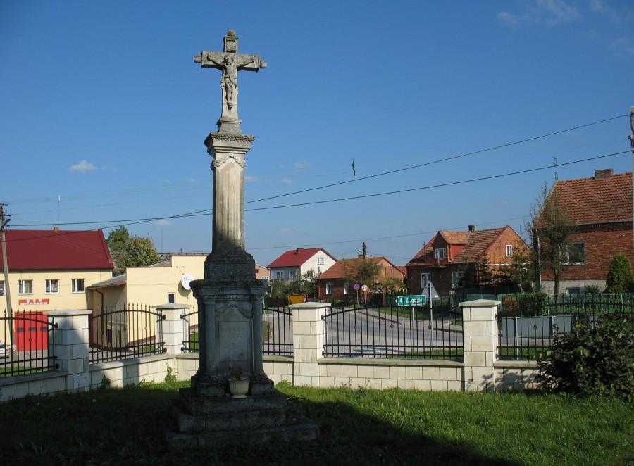 Michałów - krzyż przy kościele