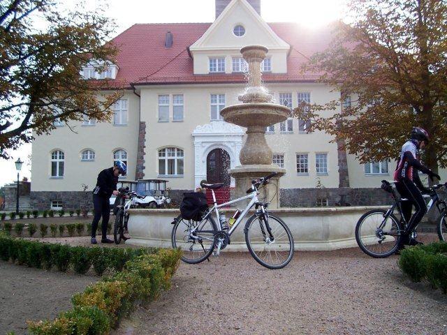 Przed Pałacem Krugsdorf.