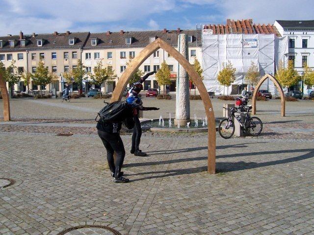 Jurek z Krzyśkiem szaleją na fotosesji w Pasewalku na rynku.