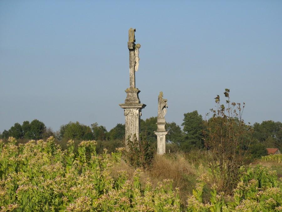 Młodzawy Małe - figury przydrożne, krucyfiks i św. Jan Kanty
