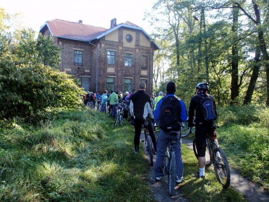 Przed dworcem w Lelowie pokaźna grupa rowerzystów stawiła sie na wycieczkę z panem Siwińskim