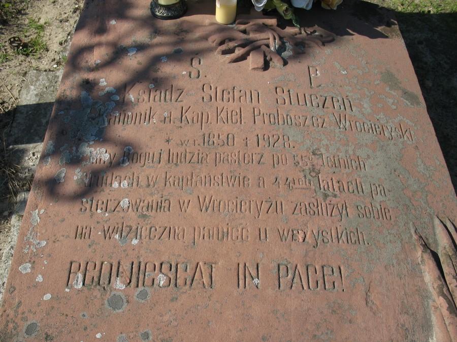 Grób proboszcza wrocieryskiej parafii