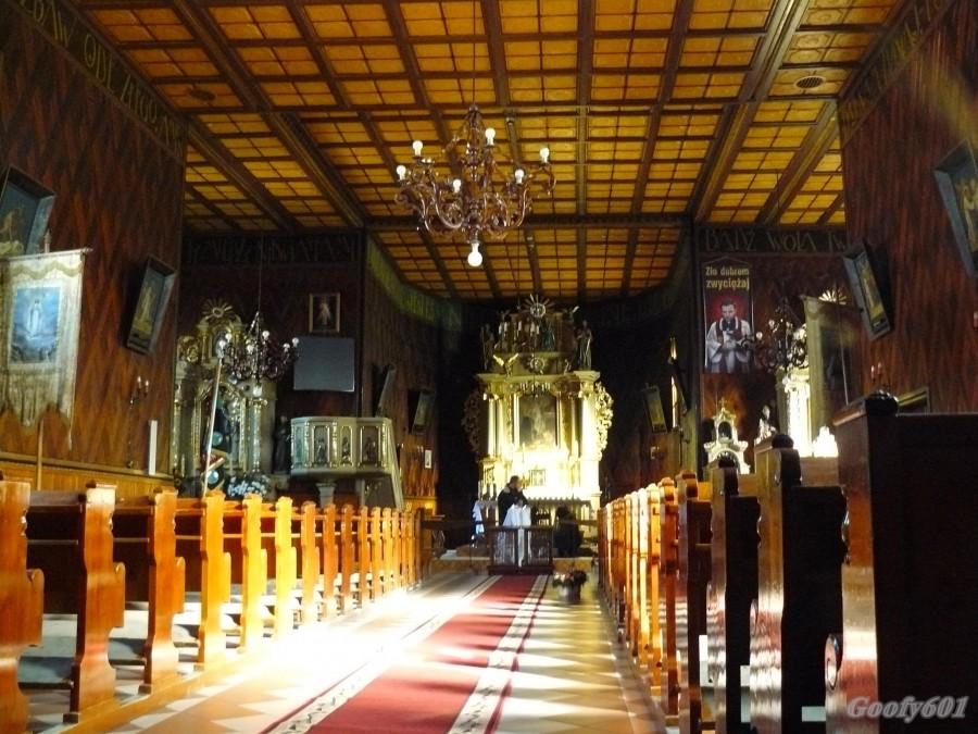 Wnętrze kościoła w Żabnicy.