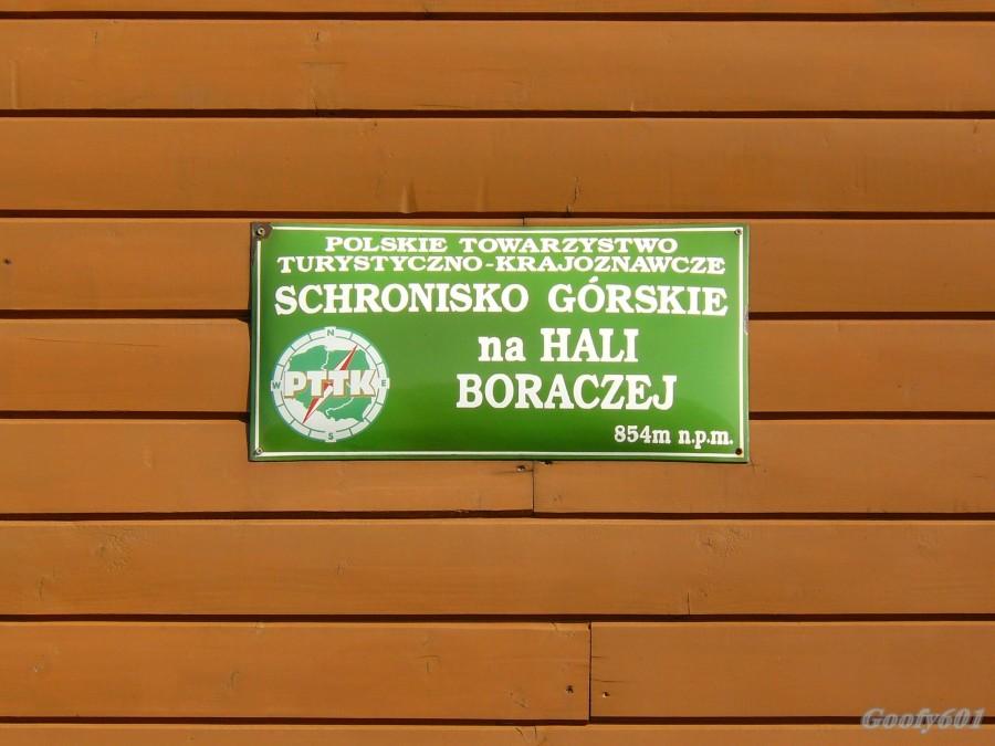 Tablica na schronisku.