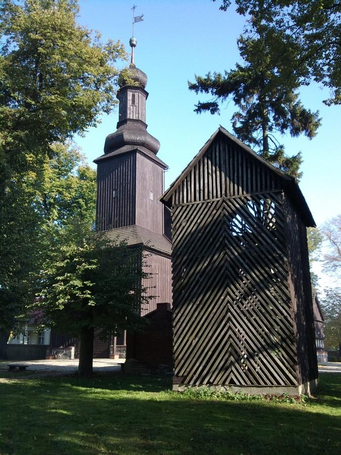 Drewniany kościółek i dzwonnica w Granowie