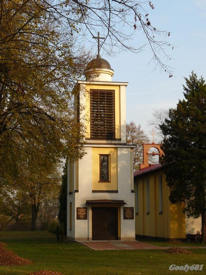 Dzwonnica kościoła w Żernikach.