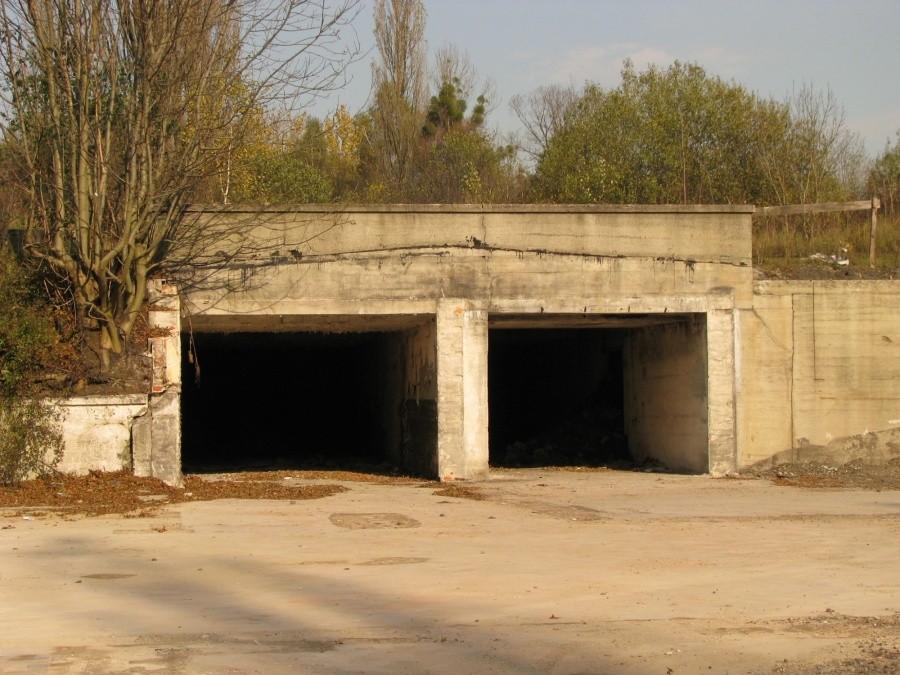 To nie garaże, to wejście na perony